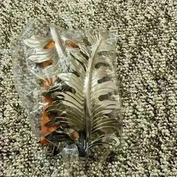 Large Silver Leaf Curtain Hangers - Picture 2 of 4